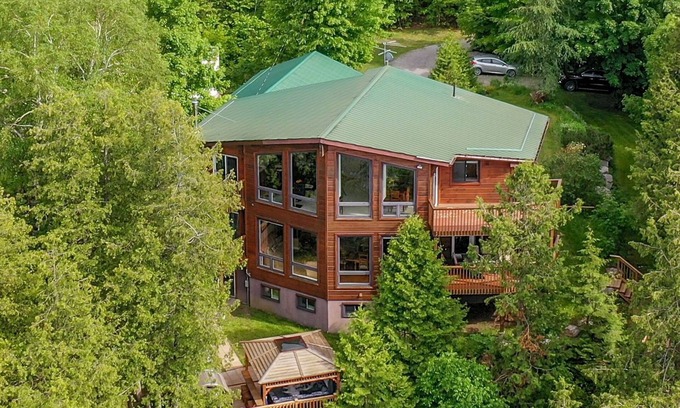 Trent Lakes Cabaña | Única en su clase, una casa super espaciosa que puede acomodar hasta 4 familias.