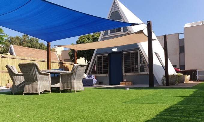 Hof HaCarmel Casa | Uno de una casa triangular en la playa, ¡a menos de un minuto de una playa secreta!