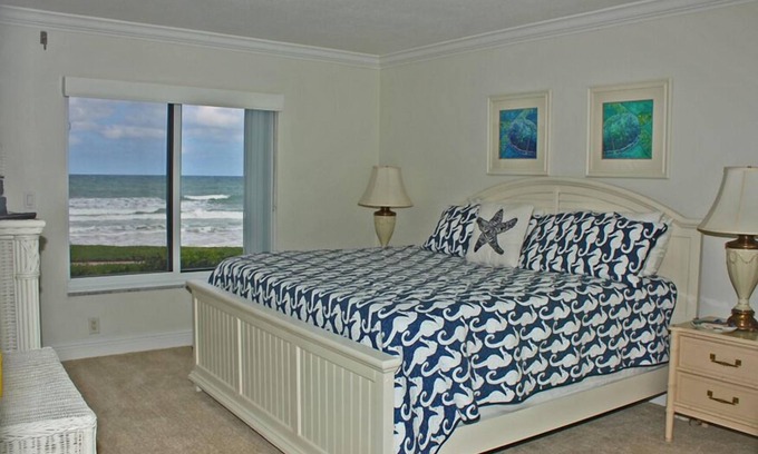 New Smyrna Beach Condominio | Planta baja única, tres dormitorios, tres baños. Impresionantes vistas al sur este del océano.