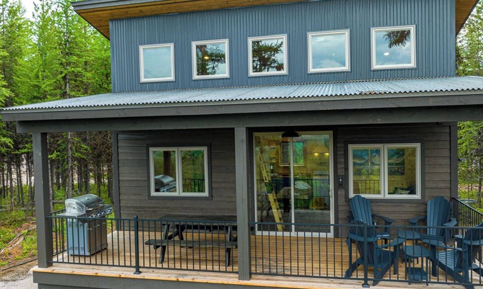 Polebridge Cabina | One of a kind views of Glacier National Park! Elkhorn Cabin at Thunderbird Ridge.