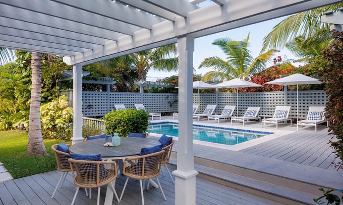 Governor's Harbour Casa | Nueva casa en la colina con piscina privada, generador, cerca de la ciudad y la playa