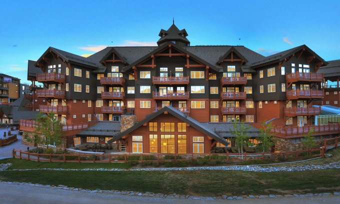 Peak 8 Condominio | One Ski Hill 2BR Penthouse Ski-In/Out w/ Stunning Gondola & Mountain Views