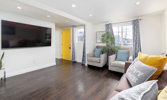Oakland Casa | One stop in SF. Free parking and close to everything.