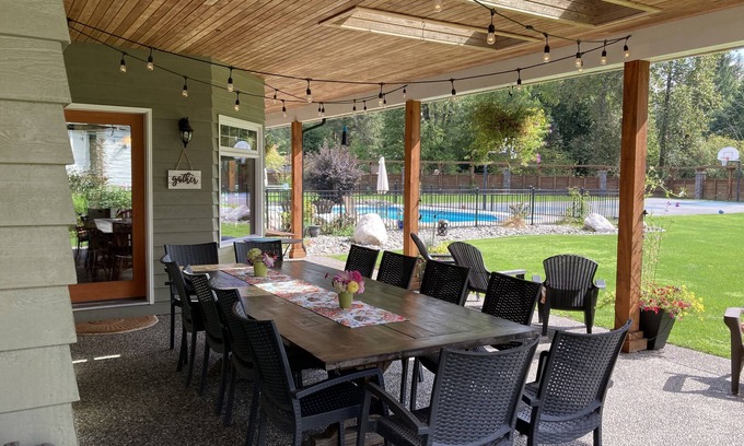 Maple Ridge Casa | One stop Vacation: Pool, Volleyball and Basketball