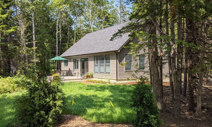 Northeast Harbor Casa | One Story House on Wooded Lot Near Walking Trails and Acadia National Park