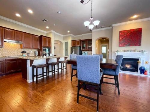 West Sacramento Casa | One Story Pet & Family Friendly Fireplace