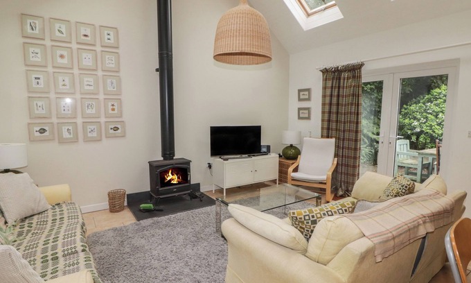 Dinas Cross Cabaña | ONE TREE HOUSE, pet friendly, with open fire in Dinas Cross