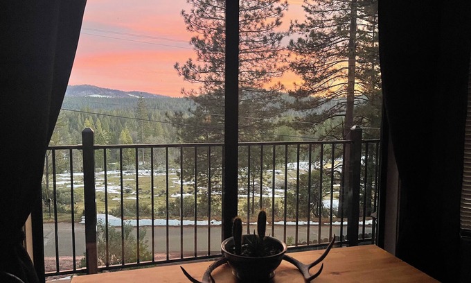 Placerville Cabina | Only 1 mile away from Jenkinson Lake, an hour away from South Lake Tahoe.
