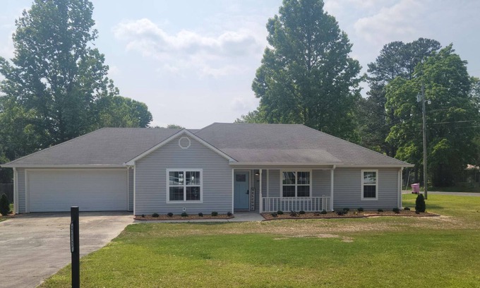 Albertville Casa | Only 2 blocks from the North entrance of Sand Mountain Park and Amphitheater!