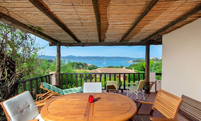 Baja Sardinia Apartamento | A pocos metros de la playa con un balcón de ensueño