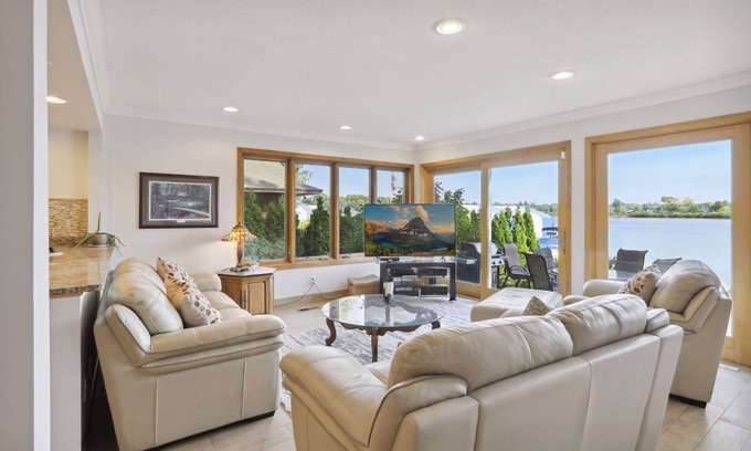 Minnetonka Casa | SOLO CASA EN ALQUILER EN WAYZATA BAY - COMPLETAMENTE REMODELADO - 4 BDR 3 baños (6 TV)