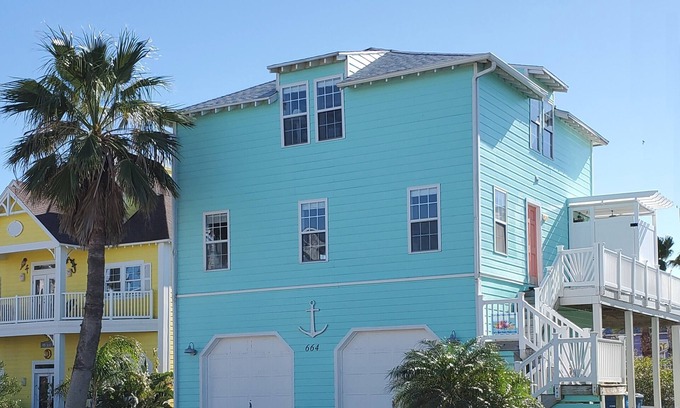 Sand Point Casa | Anchor House / Guest Qtrs 200 Yards from Beach in Sand Point w / Ocean & Pool Views