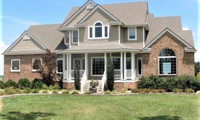 Columbia Casa | Only minutes from the beach! Why pay the high prices?