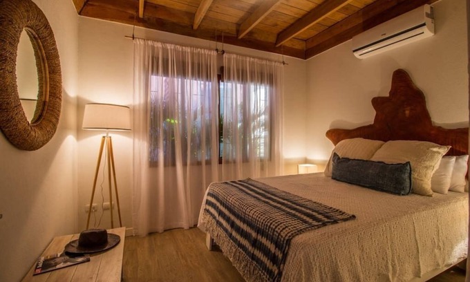 Playa Guiones Casa | A pocos pasos de las olas y un corto paseo al yoga, esta moderna casita para 6 personas.