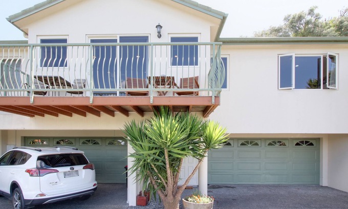 Bluff Hill Casa | ONSLOW VIEWS - NAPIER HOLIDAY HOME, family friendly in Napier