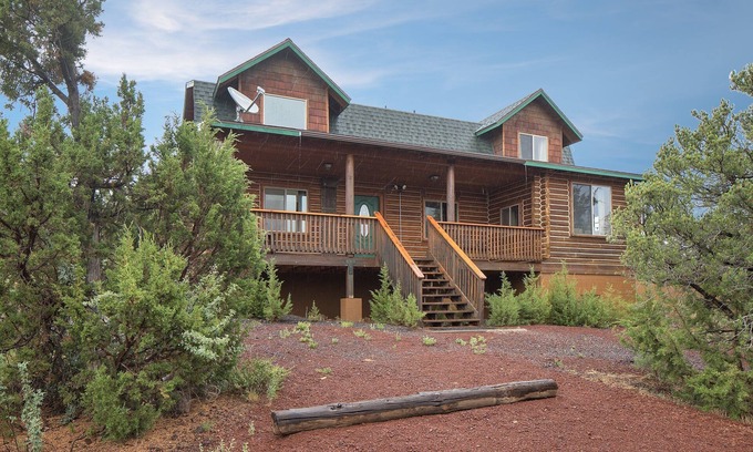 Williams Casa | Ontario Ave | Remodeled Log Cabin on 1 Acre | Gateway to Grand Canyon | Amazing Views