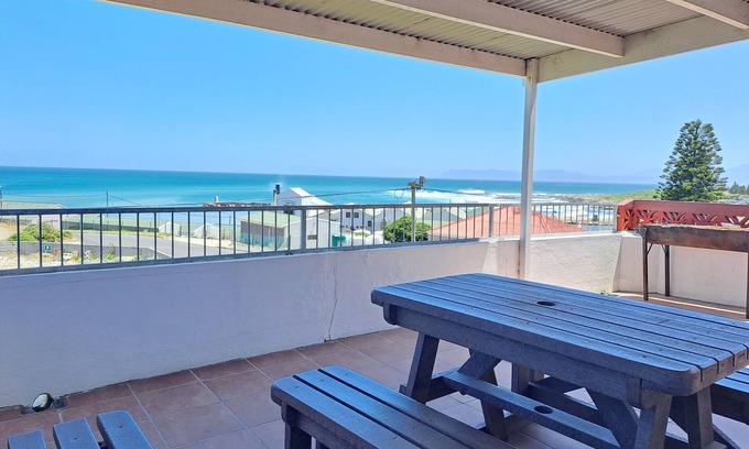 Gansbaai Apartamento | Oom Piet Self Catering Accomodation