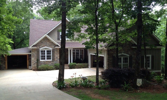 Auburn - Opelika Casa | Opelika / Auburn Big, hermosa casa en el estanque, 1/5 milla del campo de golf