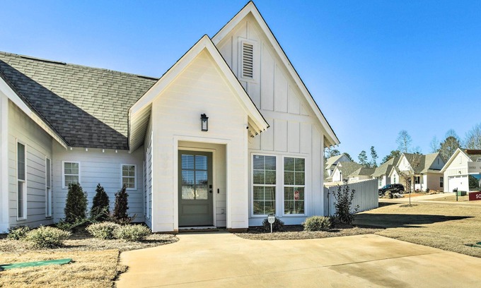 Opelika Casa | Opelika Townhome w/ Central A/C + Heating!