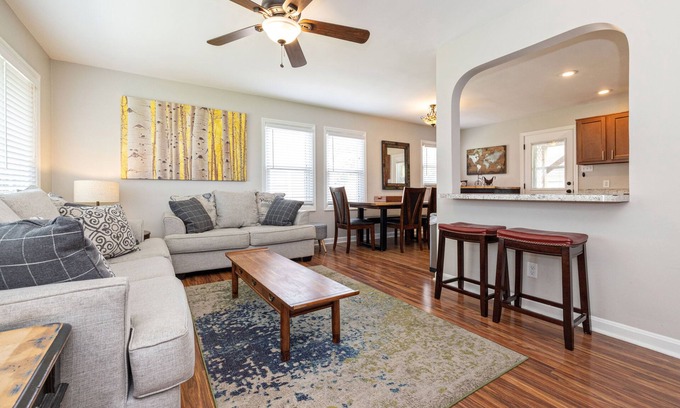 Hikes Point Casa | Open 4BR/2BA Sleeps 8 Huge Kitchen, Covered Deck & Easy Highway Access