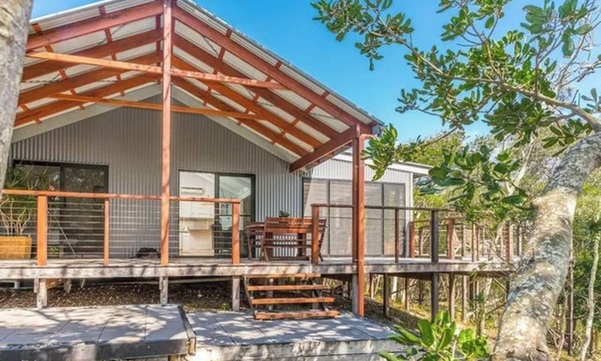 Suffolk Park Cabaña | Open concept living with 2 en suite bedroom cottage 1 minute walk to the beach.