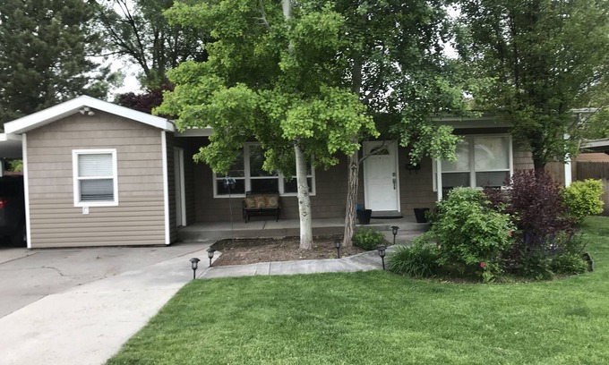 Millcreek Casa | Céntrico. Plan de piso abierto con un patio cubierto de asesino. Perro amigable