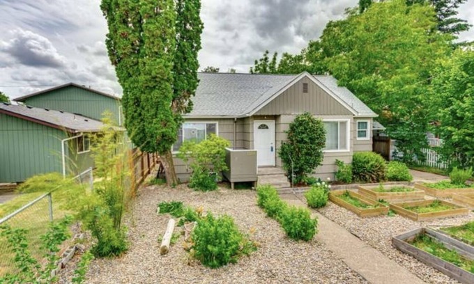 Northeast Neighbors Casa | Open layout sweet spot in the heart of Oregon's Capital.