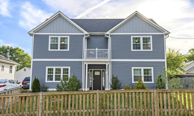 West Falls Church Casa | Open living to gather together w/ bright & colorful, and 11 miles to DC