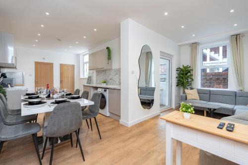 Portsmouth Apartamento | Open Mind Property- Stylish 3BR, HotTub & Parking