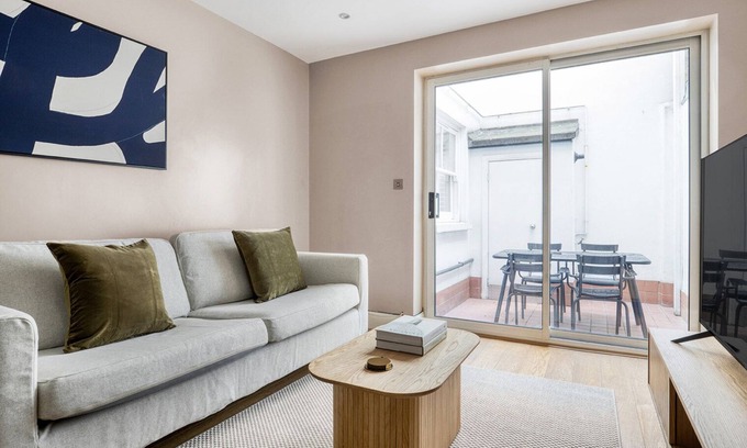 Pembridge Apartamento | Open Notting Hill 2BR w/ Garden, nr Shops, Dining & Park, by Blueground