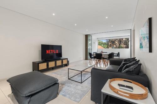 Bondi Beach Apartamento | Open-Plan 2BR Unit with Parking in Prime Bondi Beach