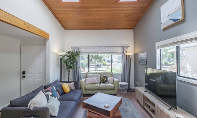 West Salem Casa | Open plan 3-bedroom house with AC, WiFi in charming Salem neighborhood