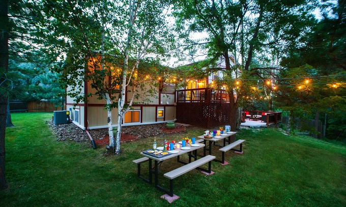 Rockrimmon Casa | Gran patio con un arroyo. ¡Disfruta el café de la mañana en nuestro patio trasero este otoño!