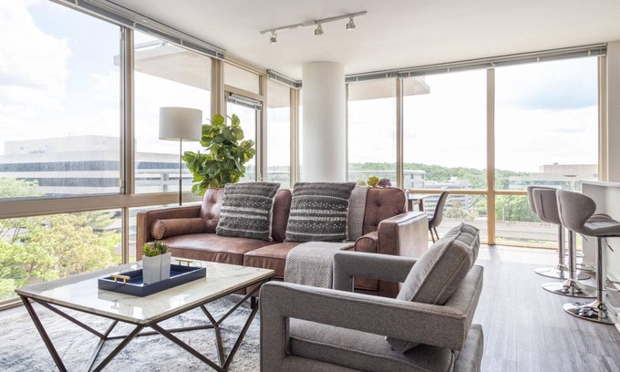 McLean Apartamento | Open Tysons Corner 2BR w/ Concierge, nr Shopping Mall, by Blueground