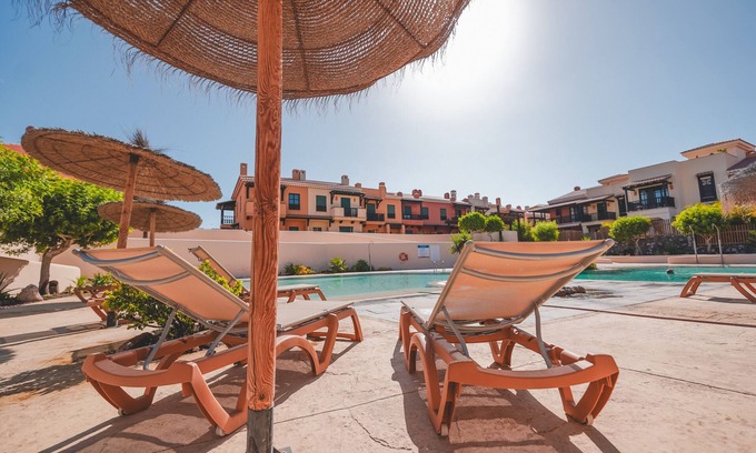 San Miguel de Abona Chalet De Esquí | Oportunidad Villa Adosada de Estilo Mejicano con Piscina! A100 m de la Playa!