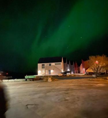 Henningsvaer Apartamento | Opplev nordlyset og bo ved sjøkanten!