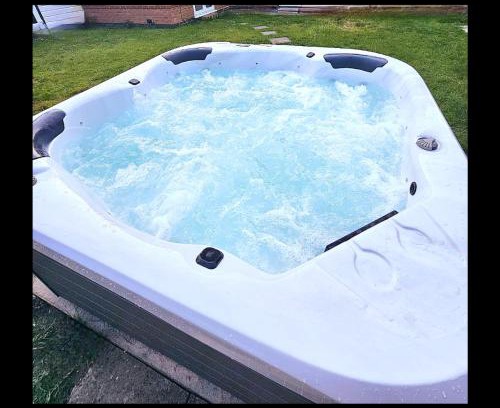 Isle of Grain Apartamento | Opulent 5 bedroom Retreat with Hot tub and Entertainment