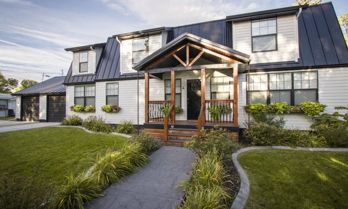 Great Falls Casa | Opulent Great Falls 5-Bedroom Luxe Retreat with Hot Tub and Exquisite Finishes