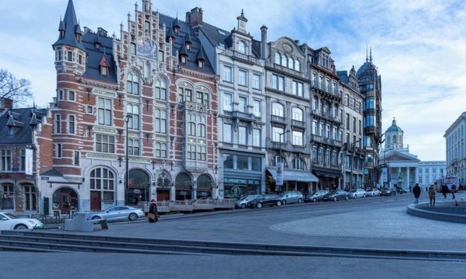 Ilot Sacre Apartamento | Opulent Oasis: 2BR Luxury Apartment near Grand Place