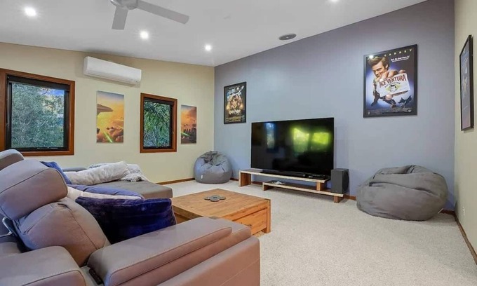 Mooloolah Valley Casa | Opulent Oasis: Exclusive Getaway for 9