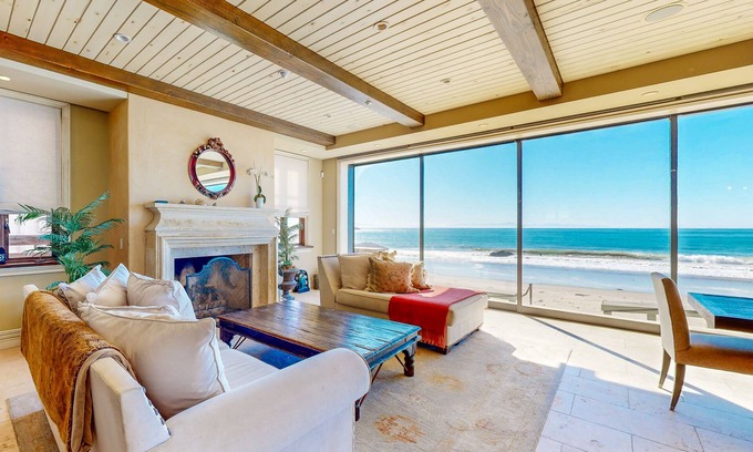 Mussel Shoals Casa | Opulent oceanfront house in Mussel Shoals with rooftop deck & retractable walls