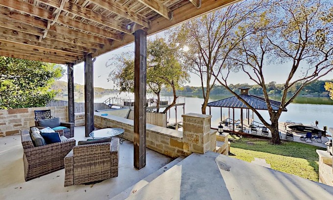 Burnet Casa | Opulent Waterfront 118B
