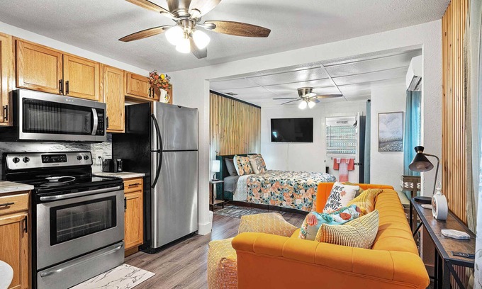 Seminole Heights Casa | Orange Blossom Place - Studio Apt Near Bars & Food