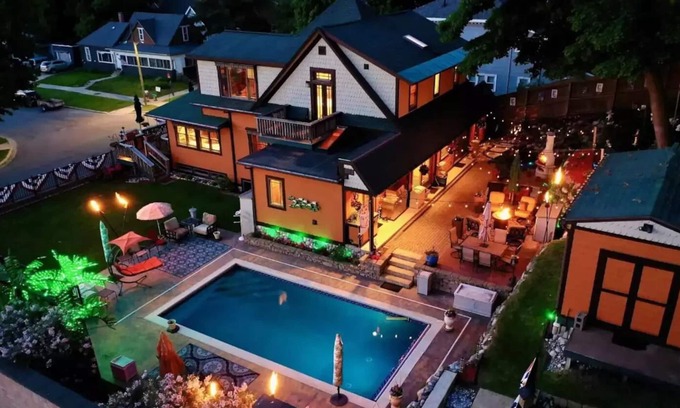 Cadillac Casa | Orange Cadillac - Stunning 6 BR/3 BA 11 Beds Home
