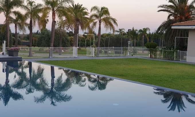 Floridia Villa | Casa naranja con gran parque y piscina.