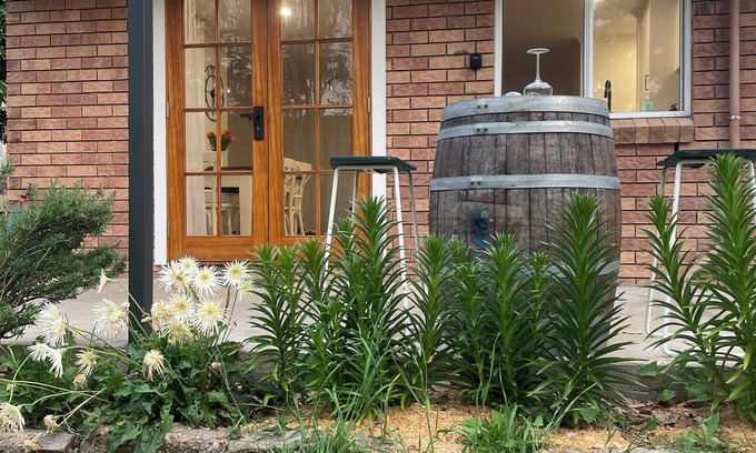 Esk Cabaña | Orange Tree Cottage. Adorable 2-bedroom cottage in Esk for a peaceful getaway
