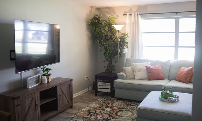 Brent Cabaña | Orange Tree Cottage- Entire Cottage, Cute and Charming!