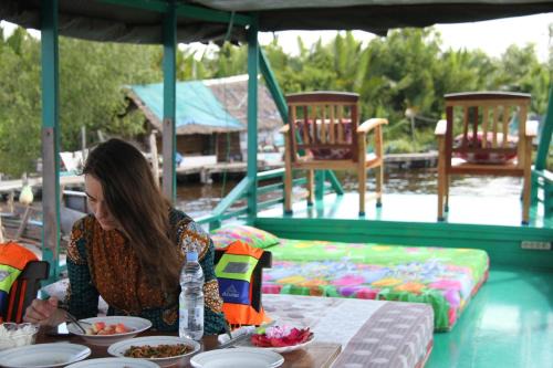 Kumai Alquiler De Eote | Orangutan Kelotok Houseboat for 6 person