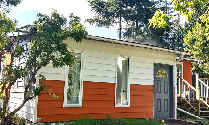 Regional District of Nanaimo Cabaña | Orchard Cottage in Lantzville near Nanaimo Brand New Renovation