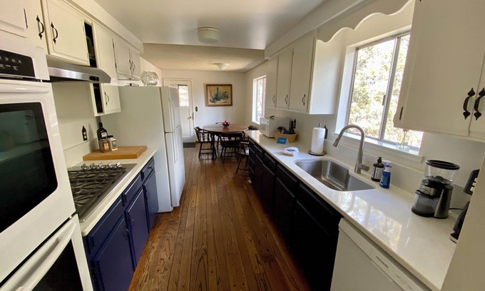 Orchard District Casa | Orchard District, Amazing Yard Next To Hollinshead Park w/Daylight Basement w/Billiards